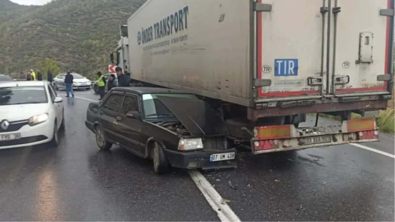 Virajı alamayan otomobil, tırın altına girdi: 1’i çocuk 4 yaralı