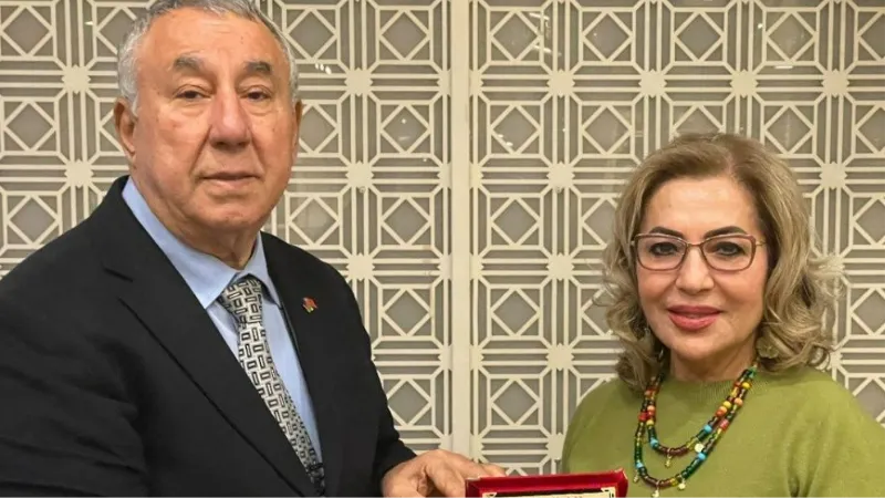 Serdar Ünsal’dan Azer Yaycılı’ya plaket