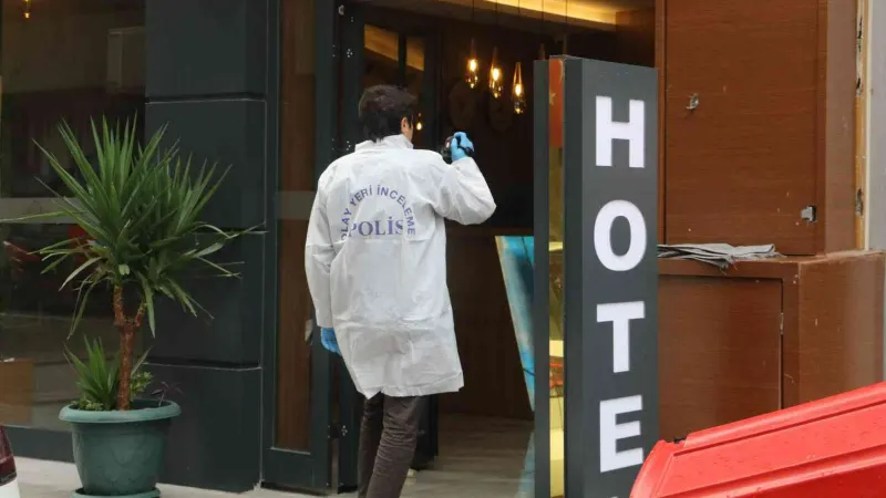 Otel odasında başına ateş edilmiş halde ölü bulundu