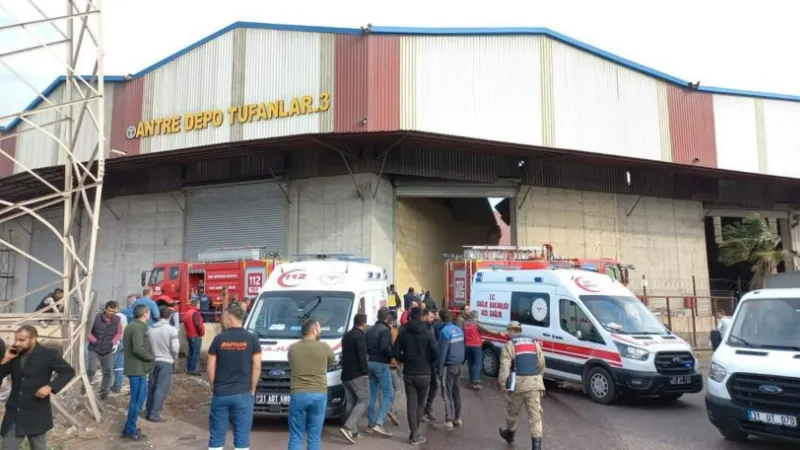 İskenderun’da antrepo çatısının çökmesi sonucu yaralanan işçilerden biri hayatını kaybetti