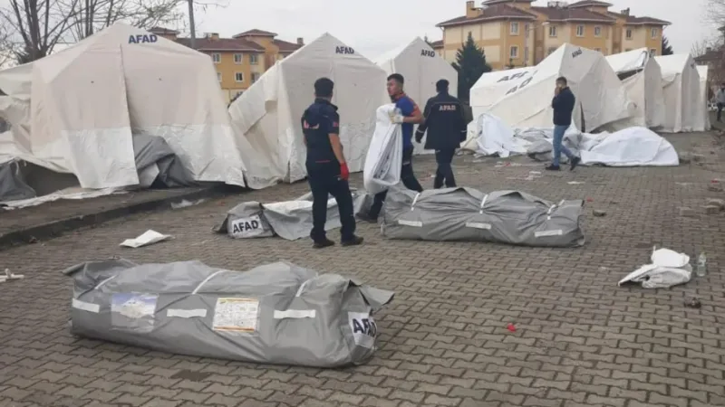 Deprem sonrası kurulan çadırlar tek tek kaldırılıyor