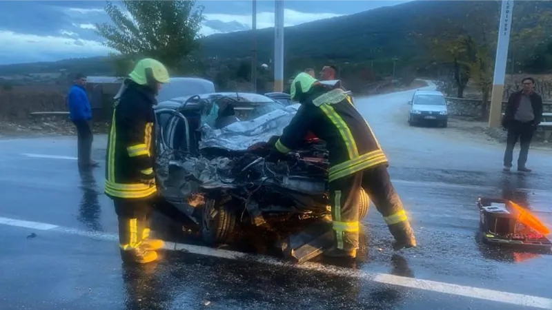 Otomobil kamyonete arkadan çarptı: 1 yaralı
