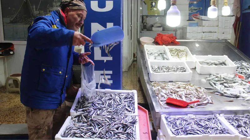 Sinop’ta sert hava koşulları balık tezgâhlarını etkiledi