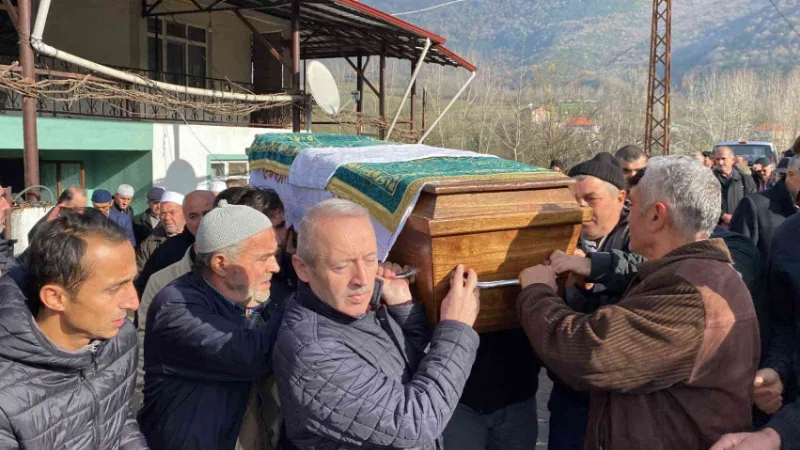 Babası otomobilde yatarak beklemişti, genç yaşta hayatını kaybetti