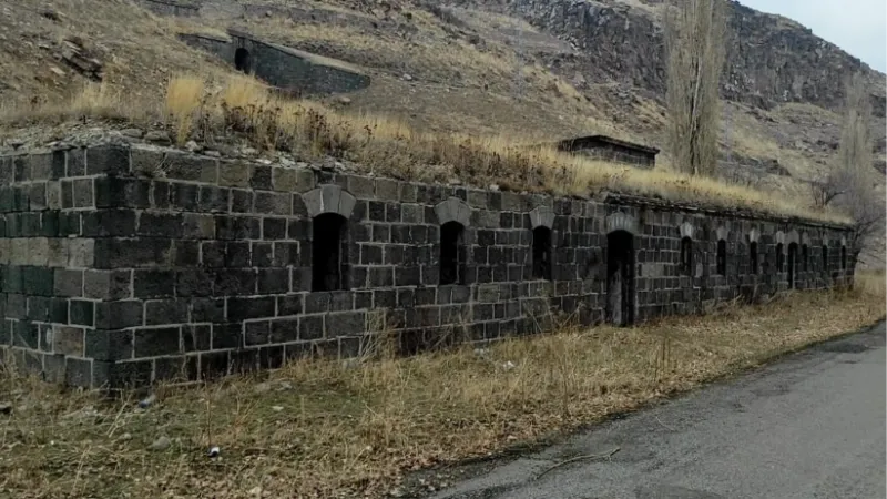 Kars’ta tarihi hamam yıkılıyor