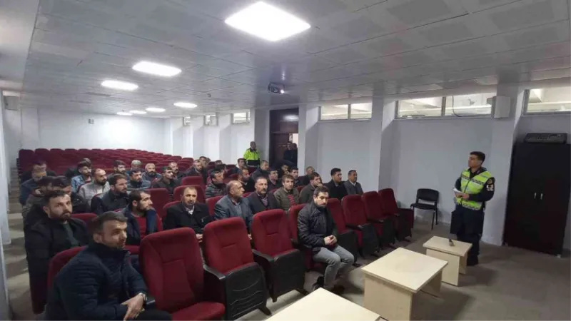 Trafik ekiplerinden okul servis şoförlerine seminer