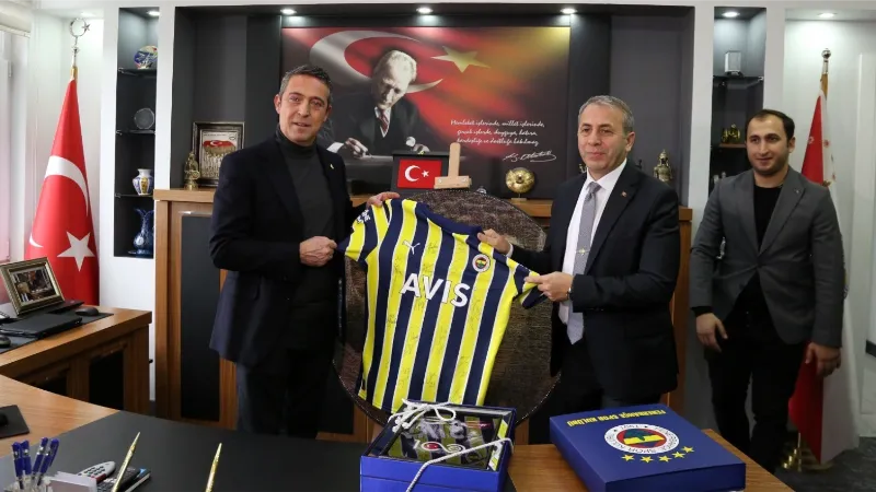 Fenerbahçe Kulübü Başkanı Koç’tan Müdür Kurt’a imzalı forma