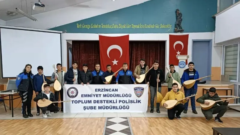 Polis ekipleri öğrencilere bağlama hediye etti