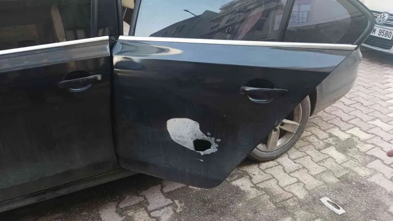 Park halindeki otomobile ateş açıldı