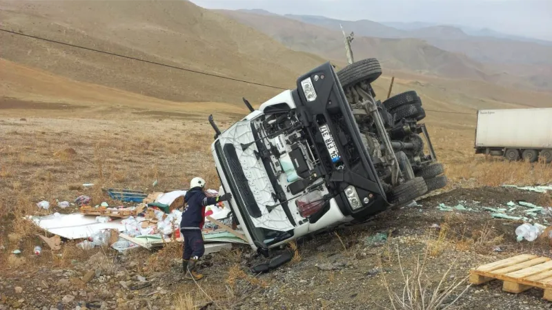 Van’da 2 tır kafa kafaya çarpıştı: 2 yaralı