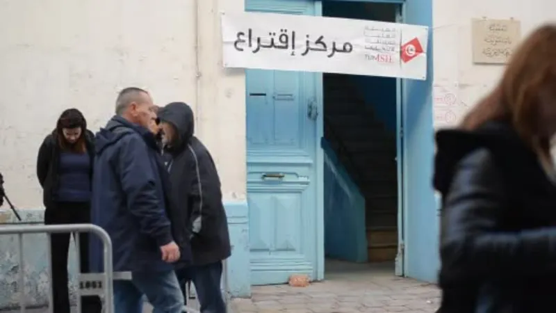 Tunus halkı erken genel seçimler için sandık başında