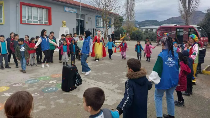 Germencik’te gönüllü gençler, ilkokul öğrencilerine yönelik etkinlik düzenledi