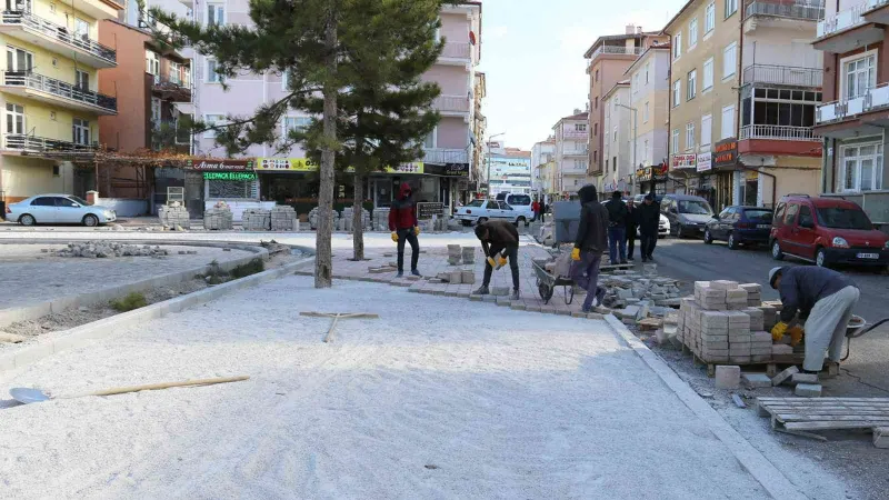 Karaman Belediyesinin asfalt, kaldırım ve park çalışmaları devam ediyor