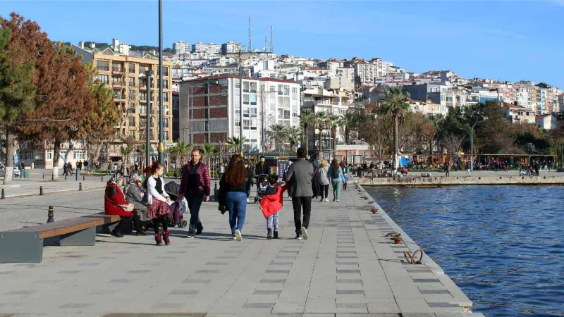 Sinop’ta vatandaşlar sıcak havayı sahilde değerlendirdi