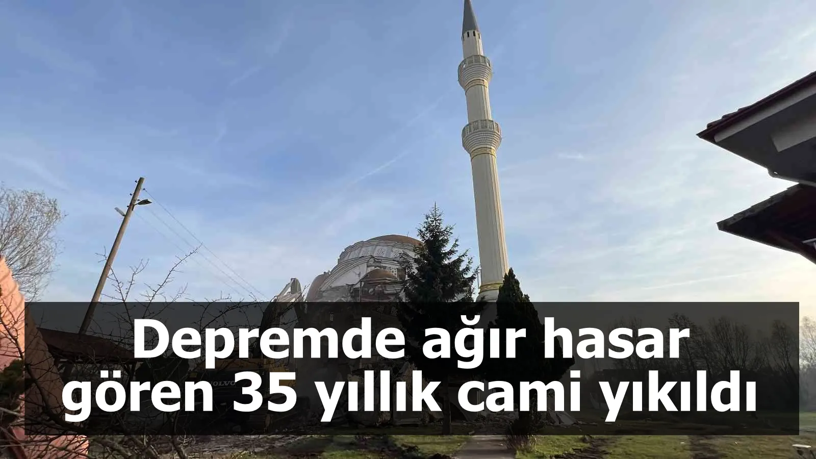 Depremde ağır hasar gören 35 yıllık cami yıkıldı