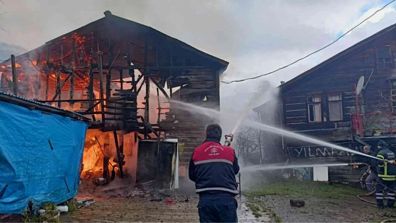 Kastamonu’da korkutan yangın! 100 yıllık ahşap ev küle döndü