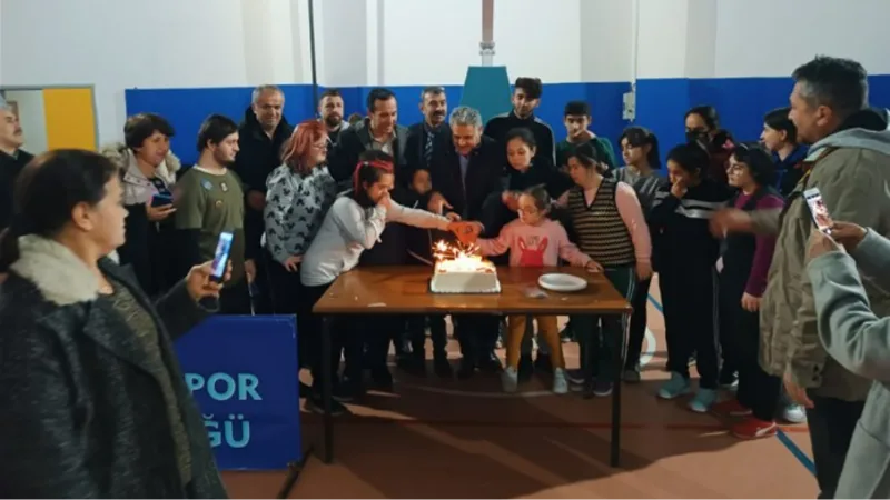 Özel sporculara pastalı tebrik