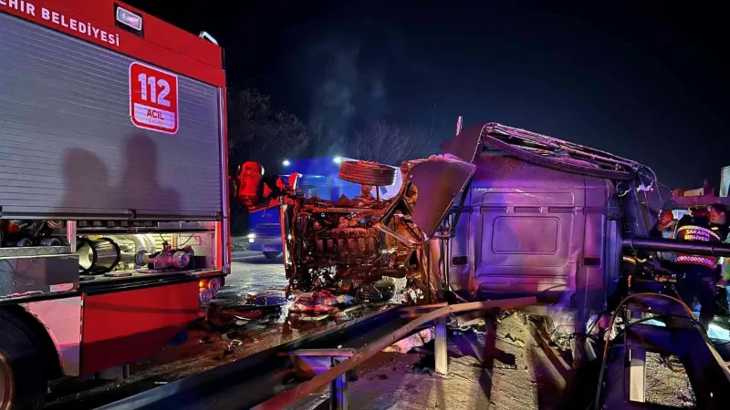 Anadolu Otoyolu’nda feci kaza: Devrilen tırda sıkışan sürücü hayatını kaybetti