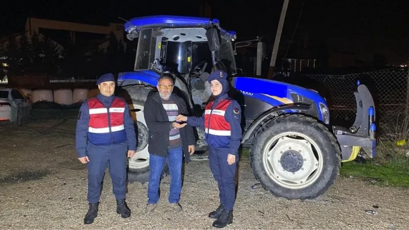 Jandarma, çalınan traktör ve tarım aletini bularak sahibine teslim etti