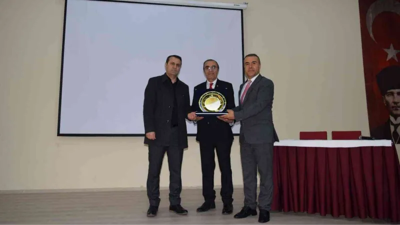 Gölbaşı Milli Eğitim Müdürü Özdemir, Besni’de okul müdürlerine seminer verdi