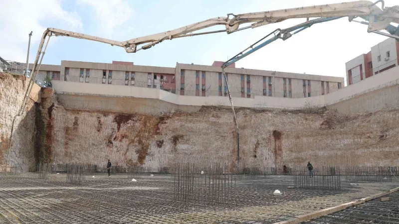 Mardin’de kapalı otopark projesinin ilk betonu döküldü