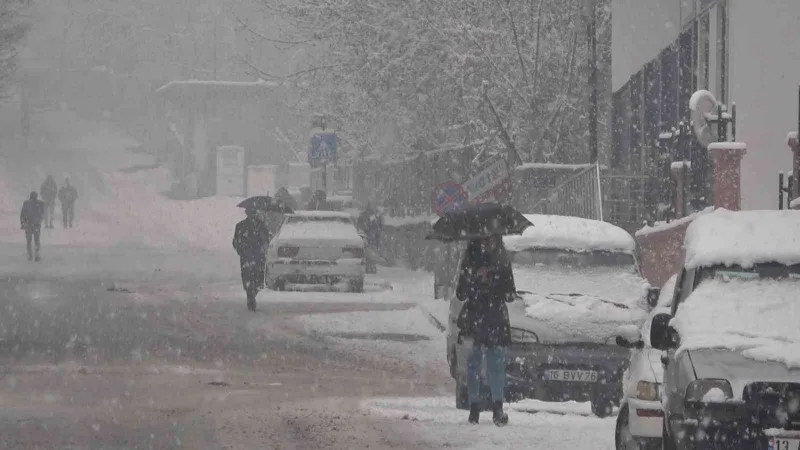 Bitlis de beyaza büründü: Kar kalınlığı 10 santimetreyi geçti