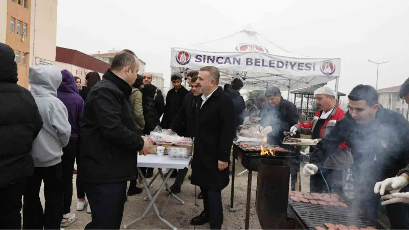 Sincan Belediyesinden öğrencilere sucuk ekmek ikramı