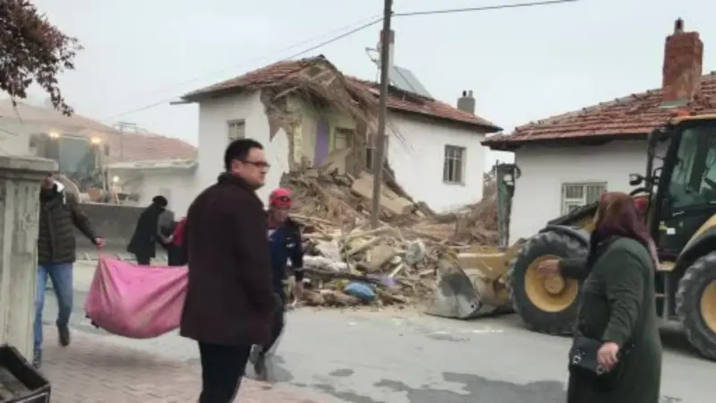 Konya’da hasarlı ev çöktü