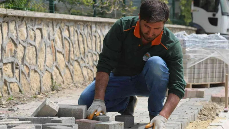 Toroslar Belediyesi, kendi imalatı kilit parke taşlarıyla yolları döşüyor