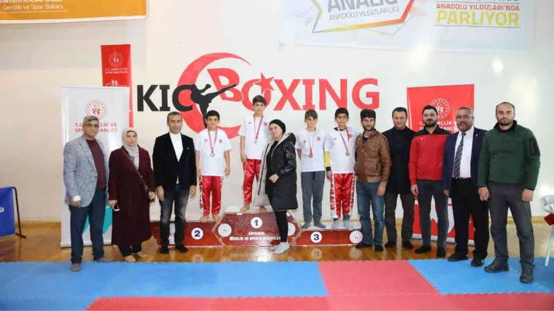 Kick boks şampiyonlarına madalyaları teslim edildi