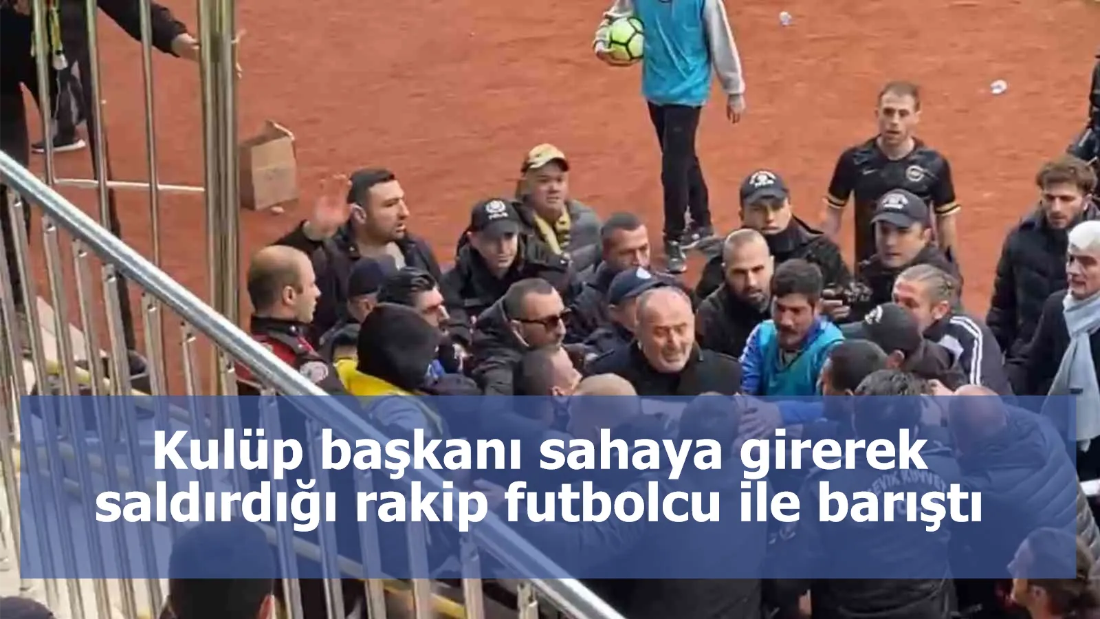 Kulüp başkanı sahaya girerek saldırdığı rakip futbolcu ile barıştı