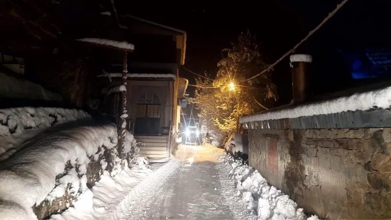Artvin’de eşya taşırken kar deniyle mahsur kalan vatandaşları ekipler kurtardı