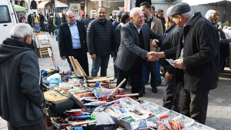 Başkan Yılmaz, pazarcı esnafı ve vatandaşların yeni yılını kutladı