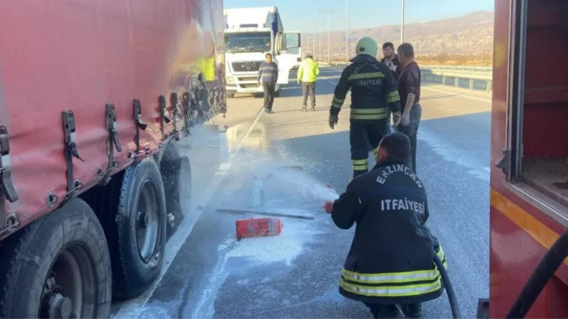 Seyir halinde lastiği yanan tıra itfaiye müdahale etti