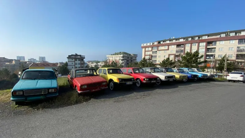 56 yaşındaki öğretmen, izlediği haberden etkilenerek Anadol marka otomobil koleksiyonu yaptı