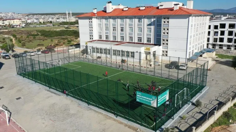 Didim Anadolu İmam Hatip Lisesi’nde halı saha hizmete girdi