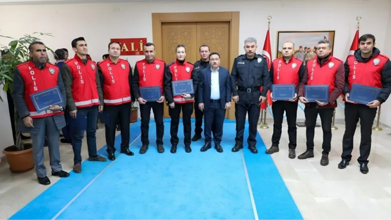 Güven timleri aranan 5 şahsı yakaladı, 12 şahsa uyuşturucudan işlem yaptı