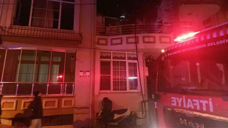 Balıkesir’deki ev yangınında 2 kişi dumandan etkilendi