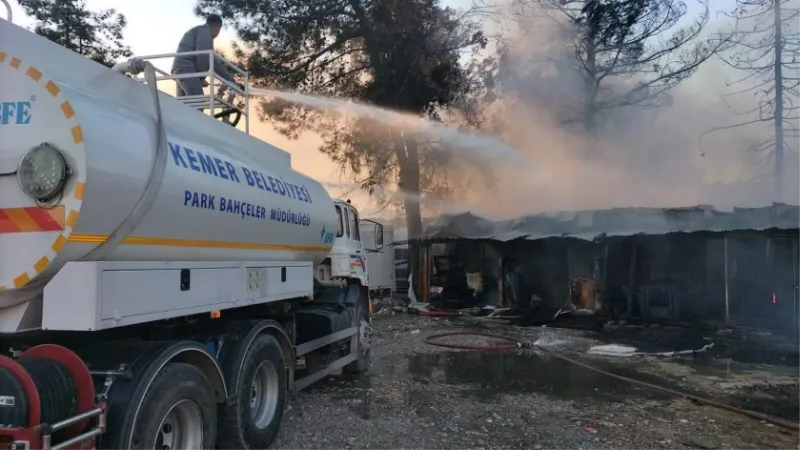 Alevler içinde kalan barakadaki 2 kişi canını zor kurtardı