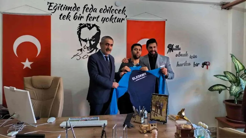 Eleşkirt Gençlik Spor Müdürü Güzel’den özel eğitimli öğrencilere Jest