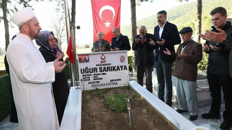 Şehit polis memuru Uğur Sarıkaya vefatının yıl dönümünde kabri başında dualarla andı