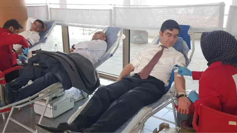 Erzurum’da 2023 yılının ilk kan bağışı sağlık çalışanlarından