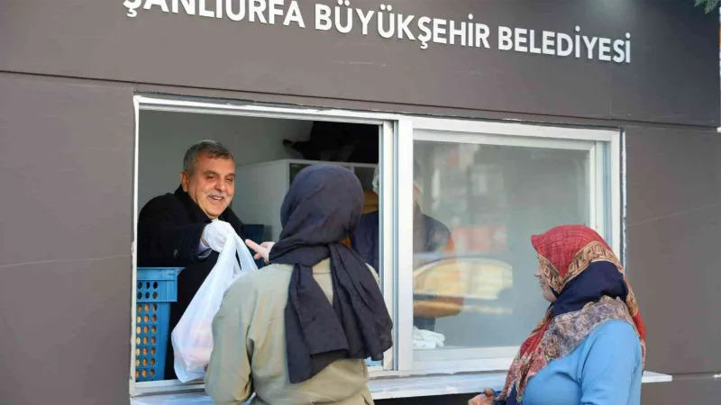 Belediye başkanı halk ekmek büfesinde satış yaptı