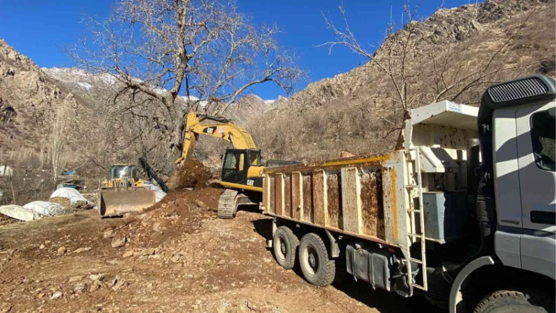 Hakkari’de yol onarım ve stabilize çalışması devam ediyor