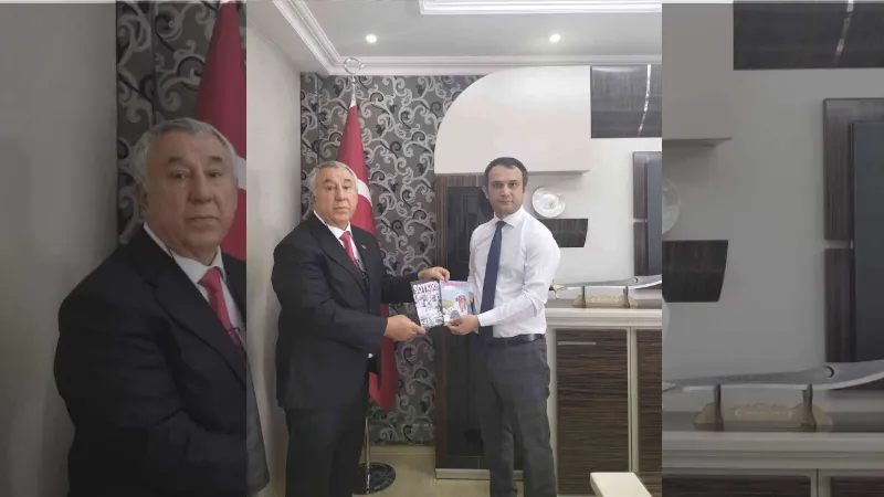 Serdar Ünsal “Yüreğim İrevan’da Kaldı “romanını Vali Yardımcısı Abdulkadir Şahin’e hediye etti