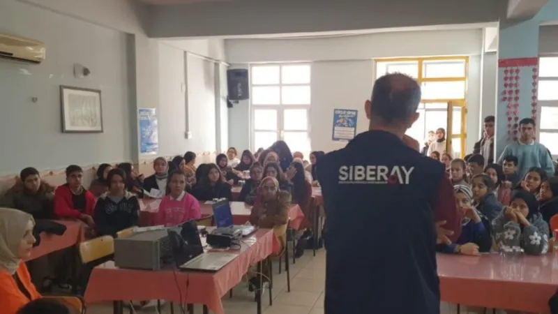 Osmaniye’de polisten siber zorbalık ve teknoloji bağımlılığı eğitimi