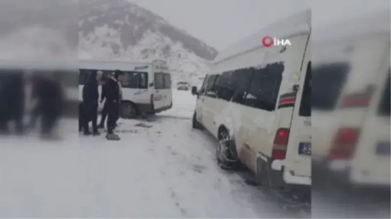 Yüksekova-Şemdinli karayolunda 20’e yakın araç mahsur kaldı