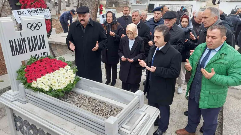 Efsane güreşçi Hamit Kaplan, mezarı başında dualarla anıldı