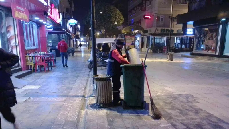 Soğuk havaya rağmen şehri yeni güne hazırlıyorlar