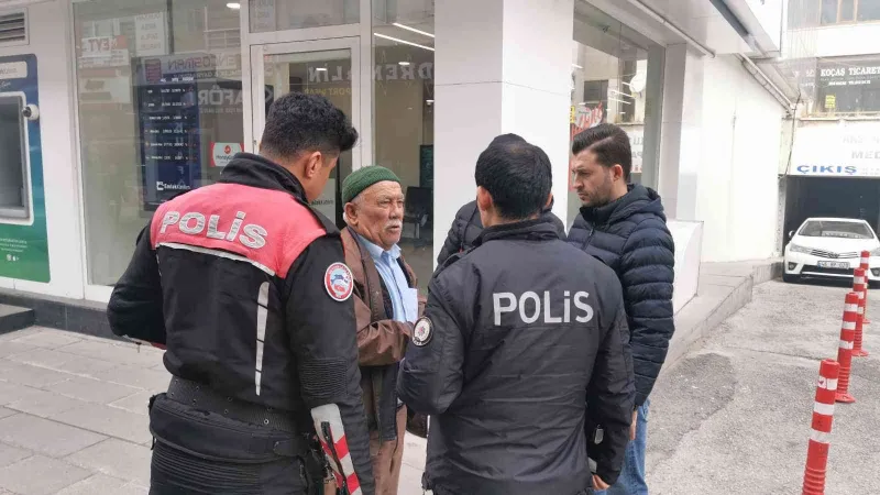 ’Dolandırıcılardan kurtaracağız’ deyip yaşlı adamı dolandırdılar